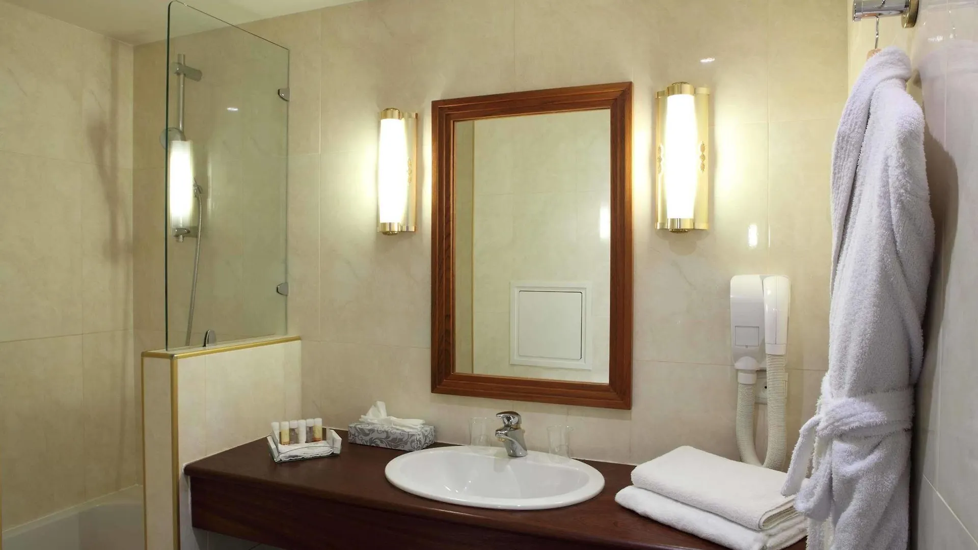 Amiral Hotel Paris 4*,